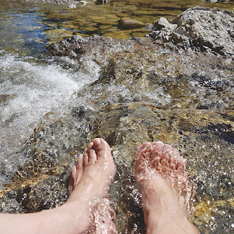 Füße im Wasser