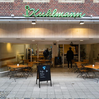 Alter Schriftzug, neues Konzept: Kuhlmann ist jetzt Café und Feinkosthandel für regionale Köstlichkeiten. 