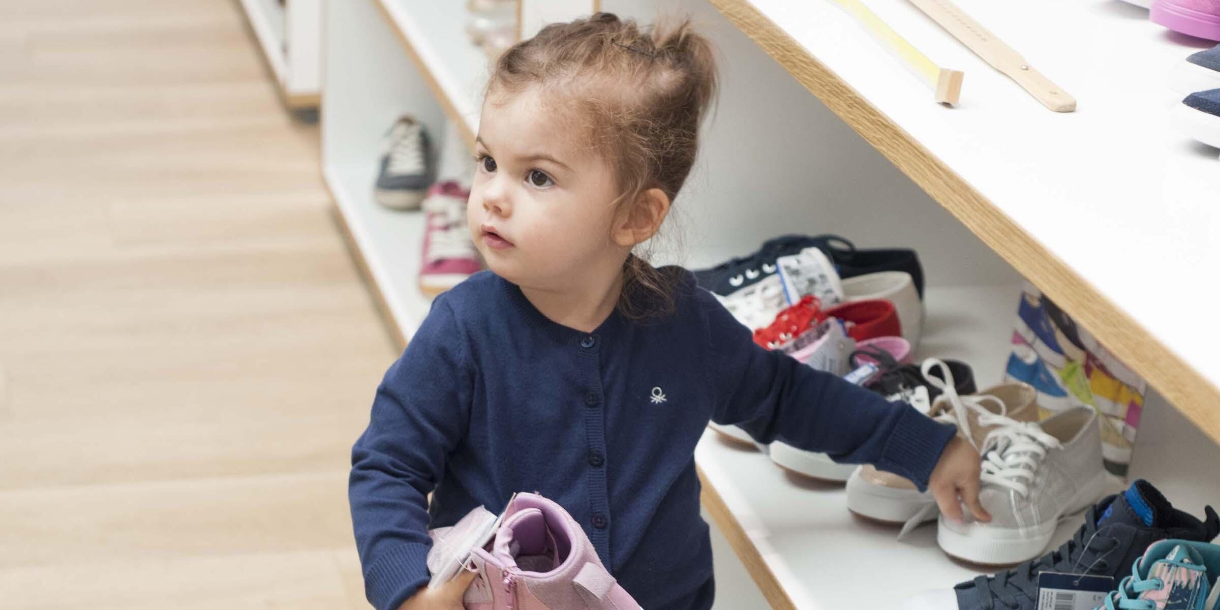 Die zweijährige Matea zeigt uns, wie es geht: immer schön zugreifen bei den tollen Kinderschuhen! Am Morgen unseres Fototermins wurde sie übrigens noch fündig und ergatterte tolle Boots für den Herbst.