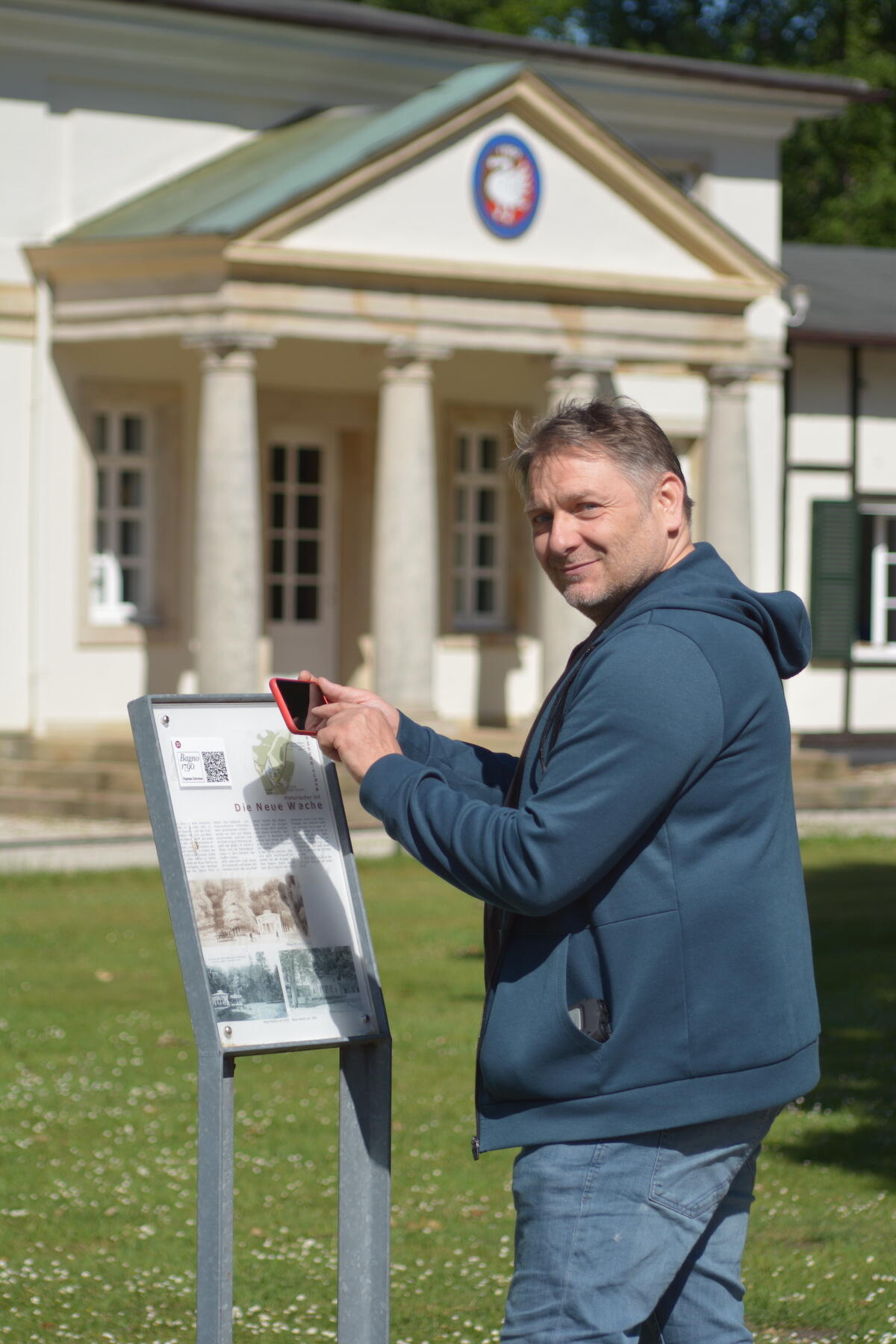 Roland Busch scannt einen QR-Code im Bagno Steinfurt