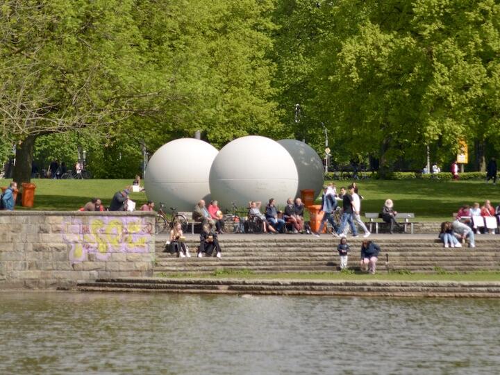 Blick vom Aasee aus auf die Giant Pool Balls