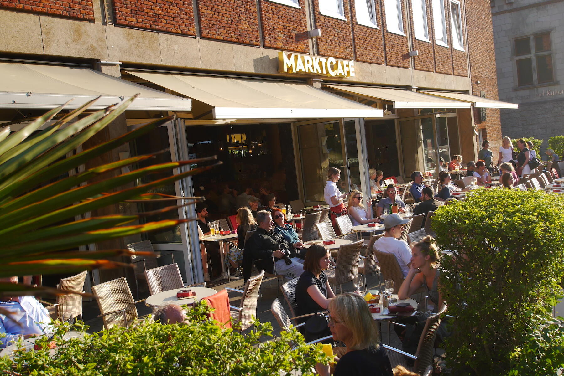 Gäste in der Sonne vorm MarktCafé Münster