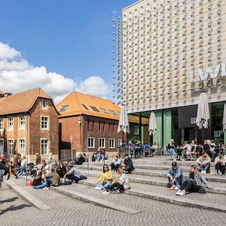 Menschen auf den Stufen vor dem LWL-Museum für Kunst und Kultur in Münster