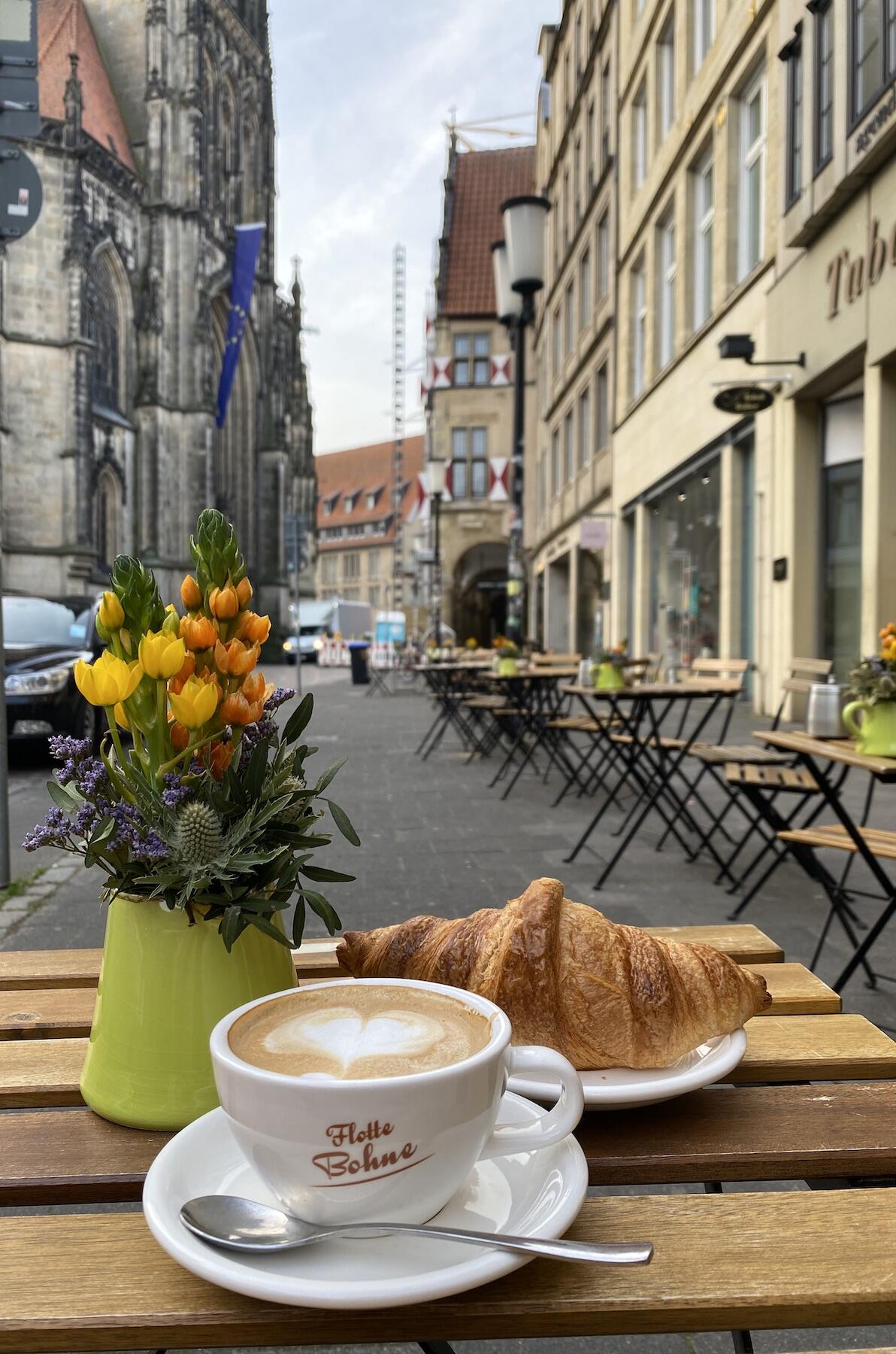 Cappuccino und Croissant in der Flotten Bohne Münster