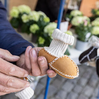 Horst Pietsch mit Kinderschuhen am Marktstand