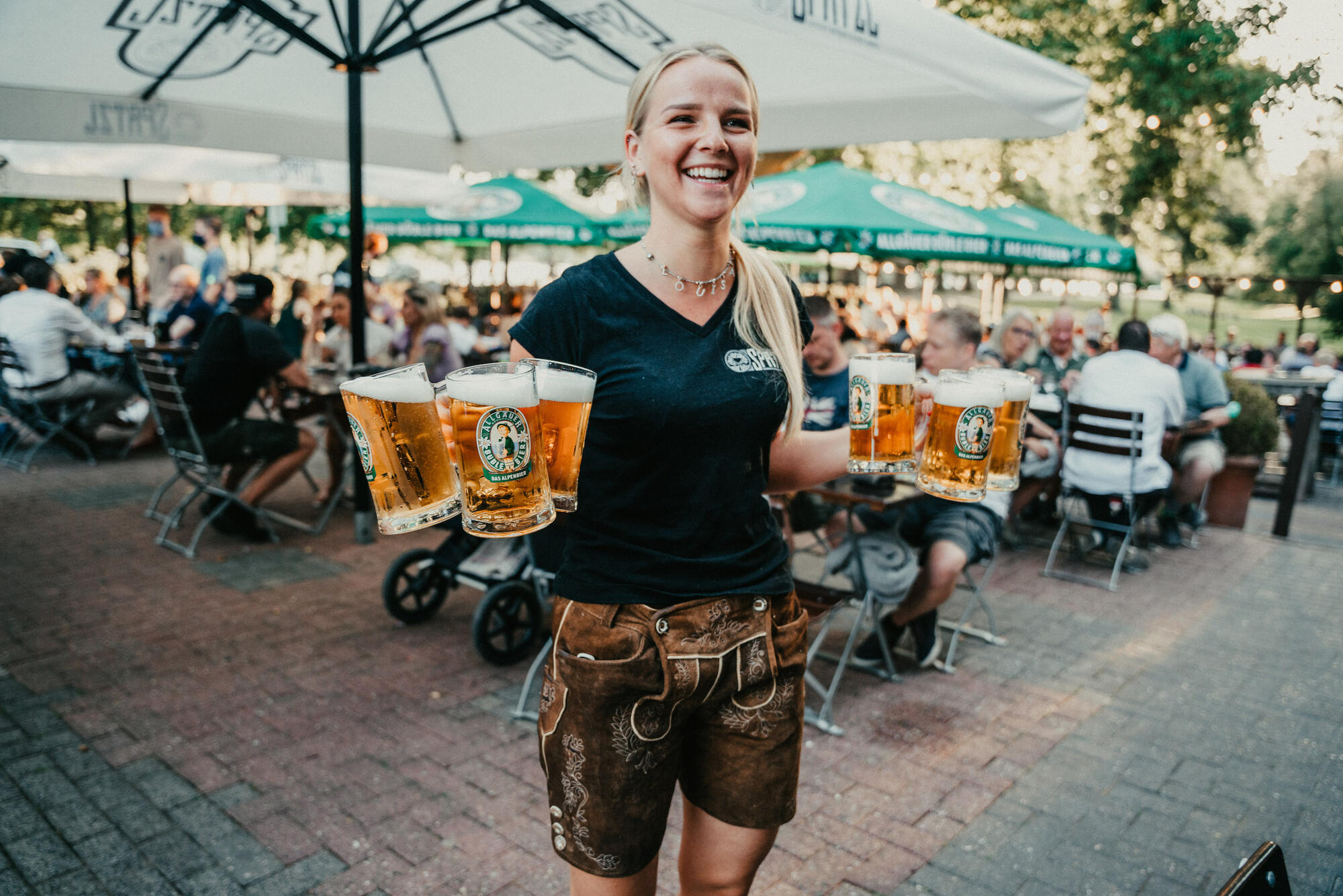 Service im Spatzl Biergarten