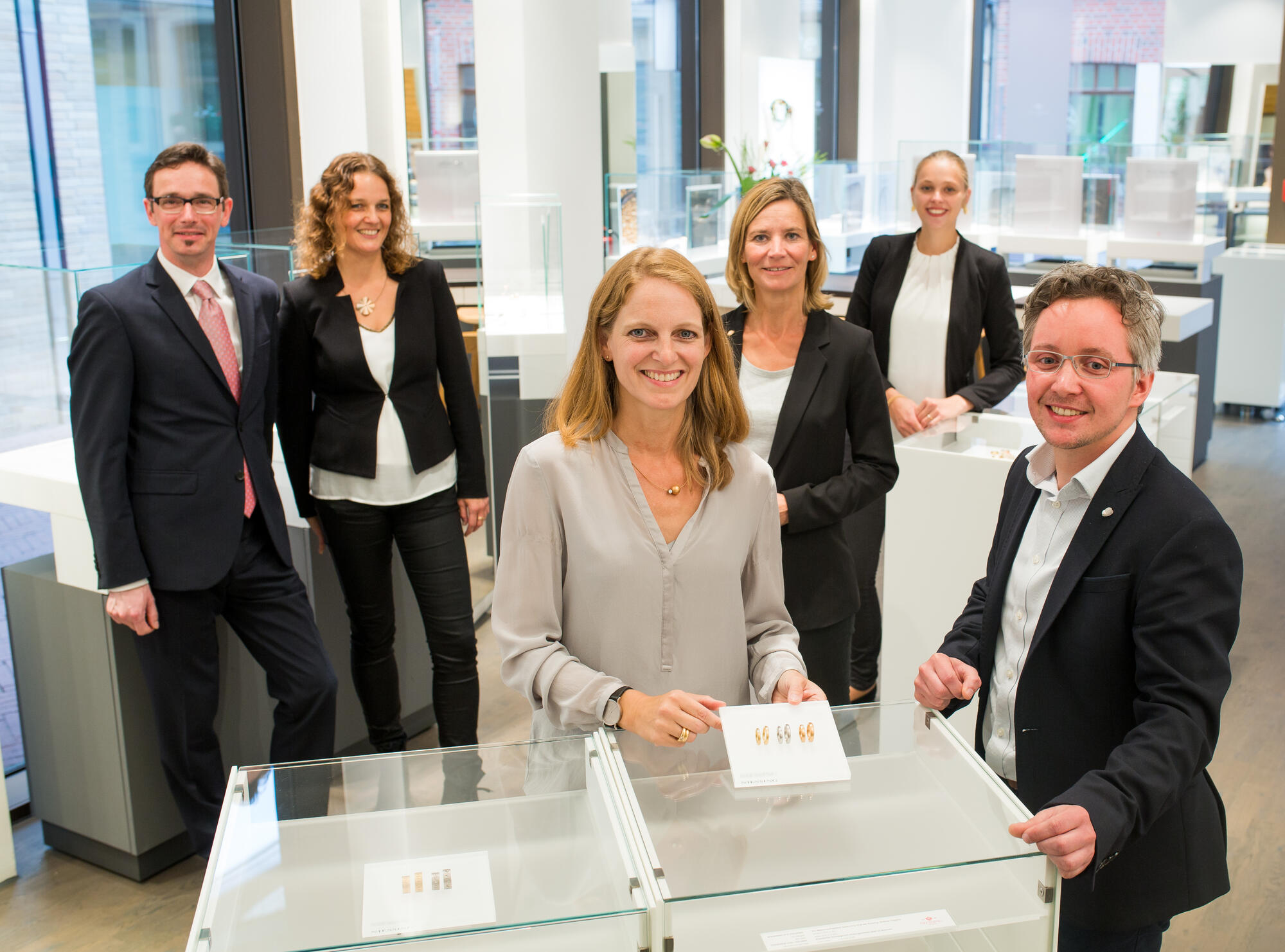 Juwelier Niessing: von links nach rechts: Thorsten Pochadt-Hagenbrock, Patrice Haarhaus, Kristin Garritzmann, Kathrin Hohmeister, Sonja Karperien und Timo Heetjans