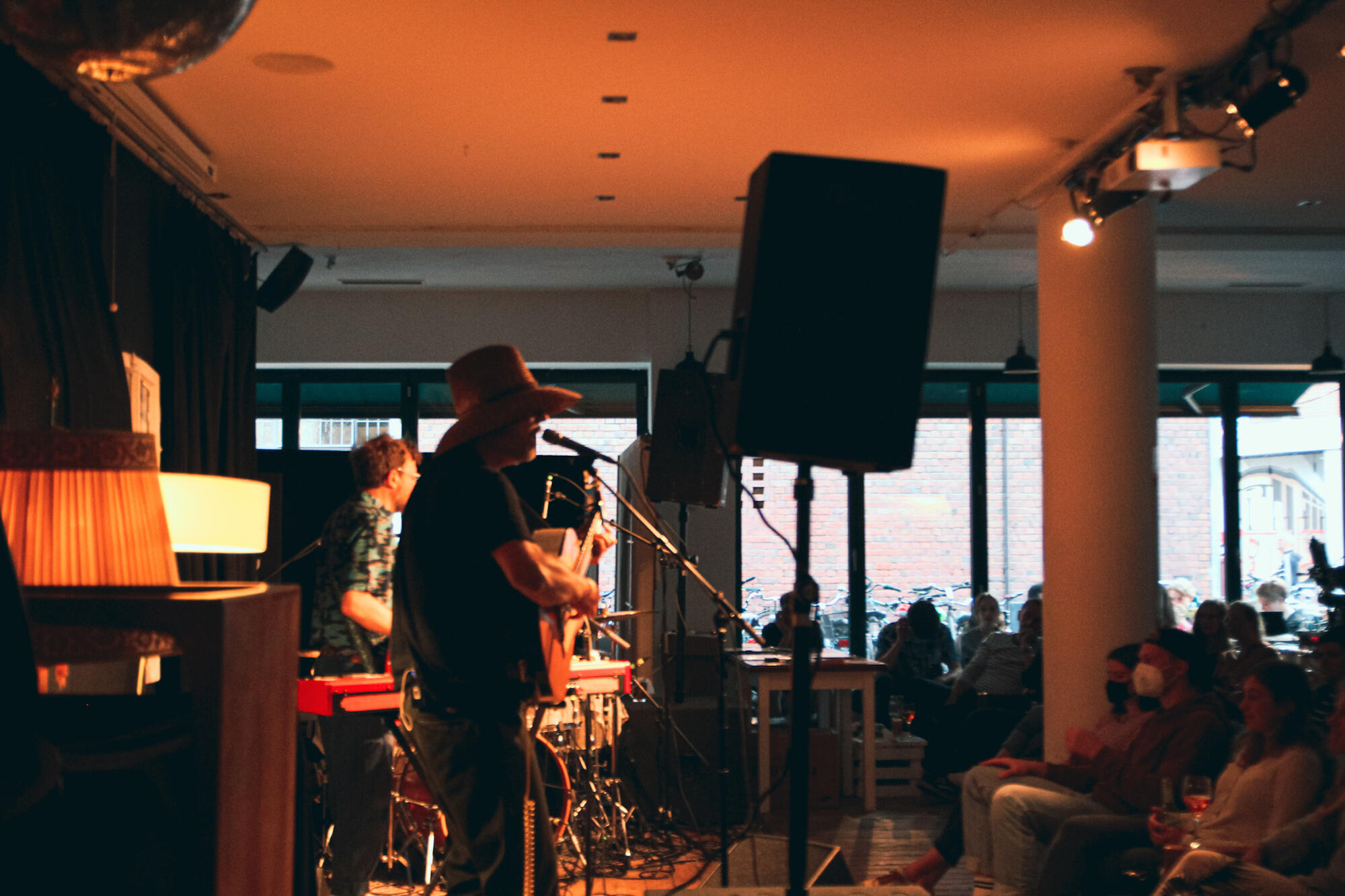 Musiker auf der Bühne in der Pension Schmidt