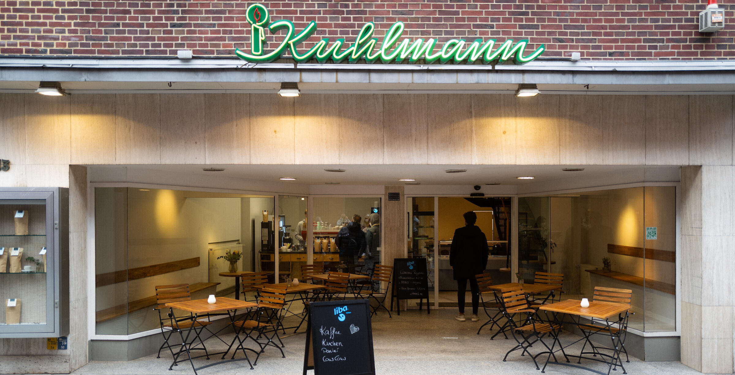 Alter Schriftzug, neues Konzept: Kuhlmann ist jetzt Café und Feinkosthandel für regionale Köstlichkeiten. 
