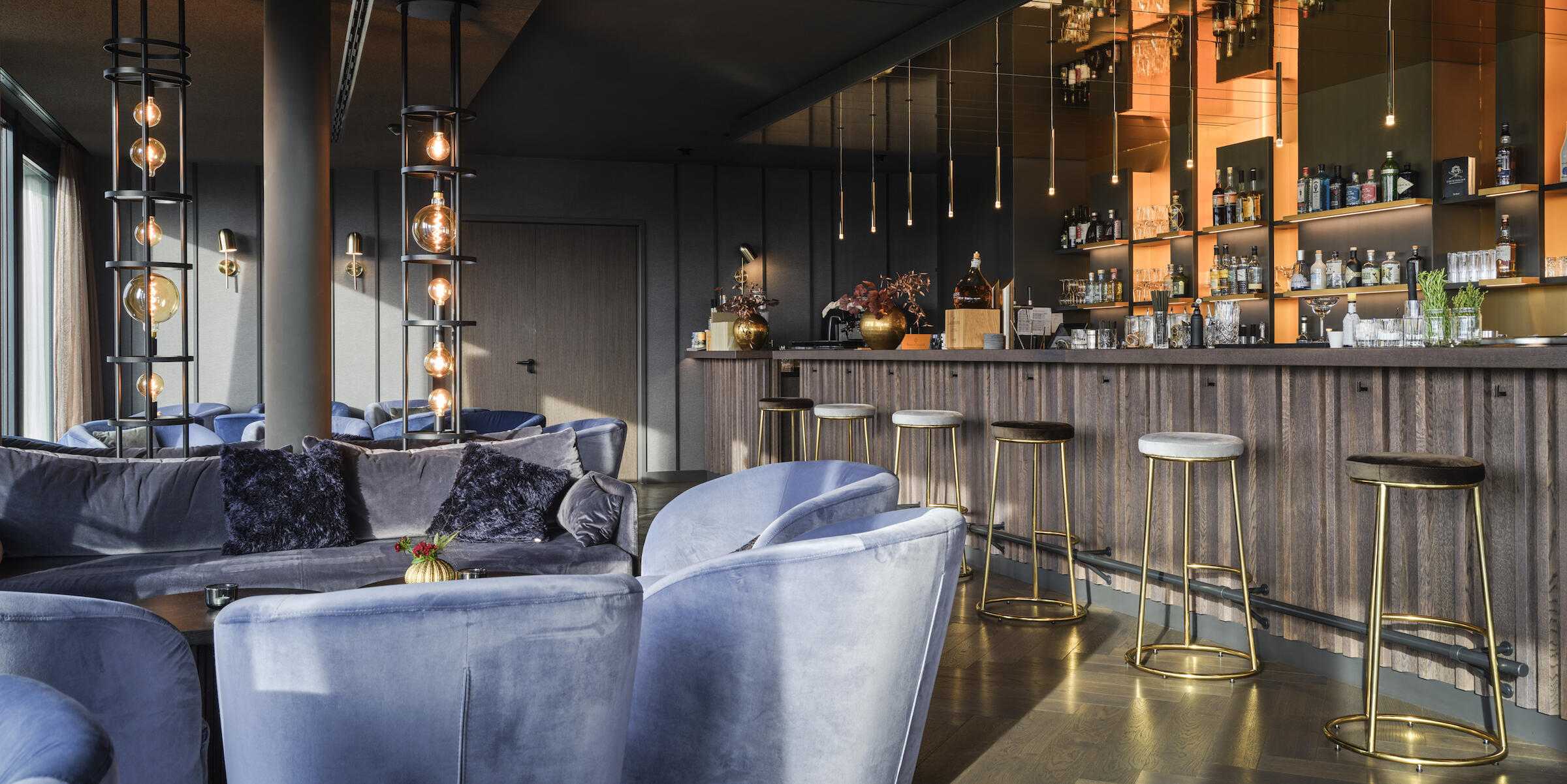 Theke, Sessel und Sofa in der ATLANTIC Skybar Münster