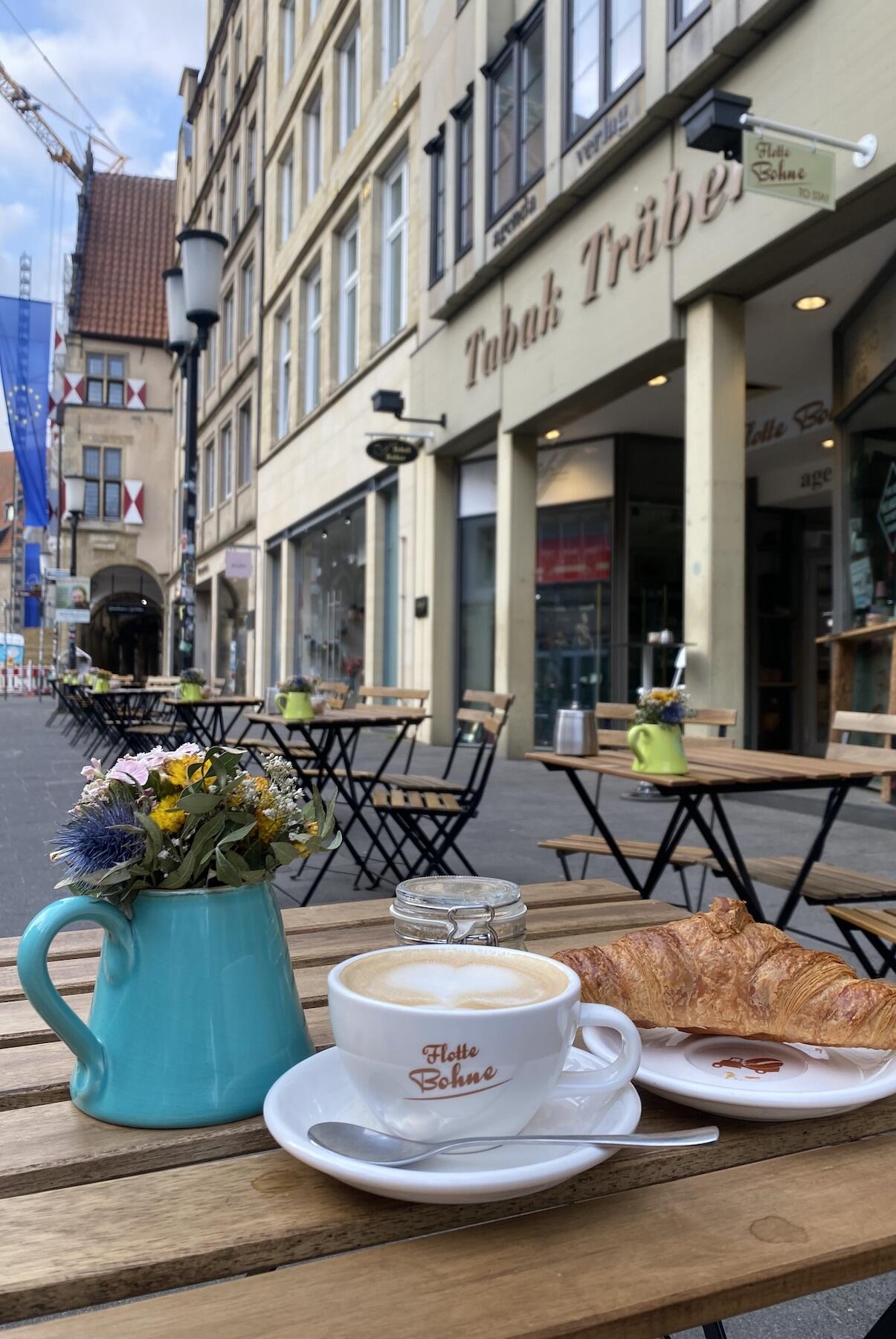 Kaffee und Croissant vor der Flotten Bohne Münster