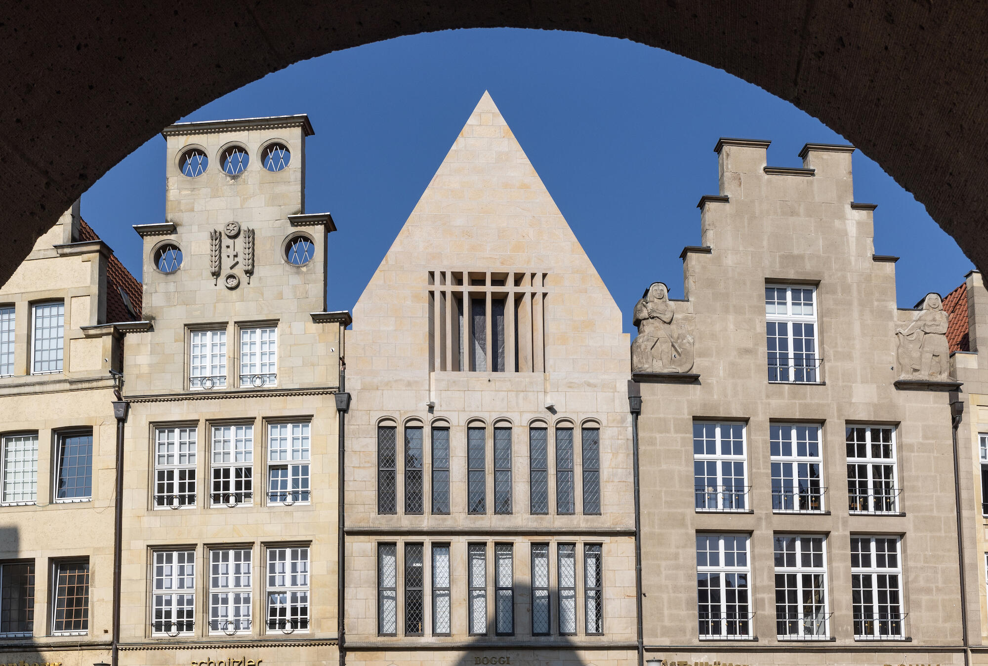 Der neue Giebel von Haus Viehoff zwischen den anderen Fassaden