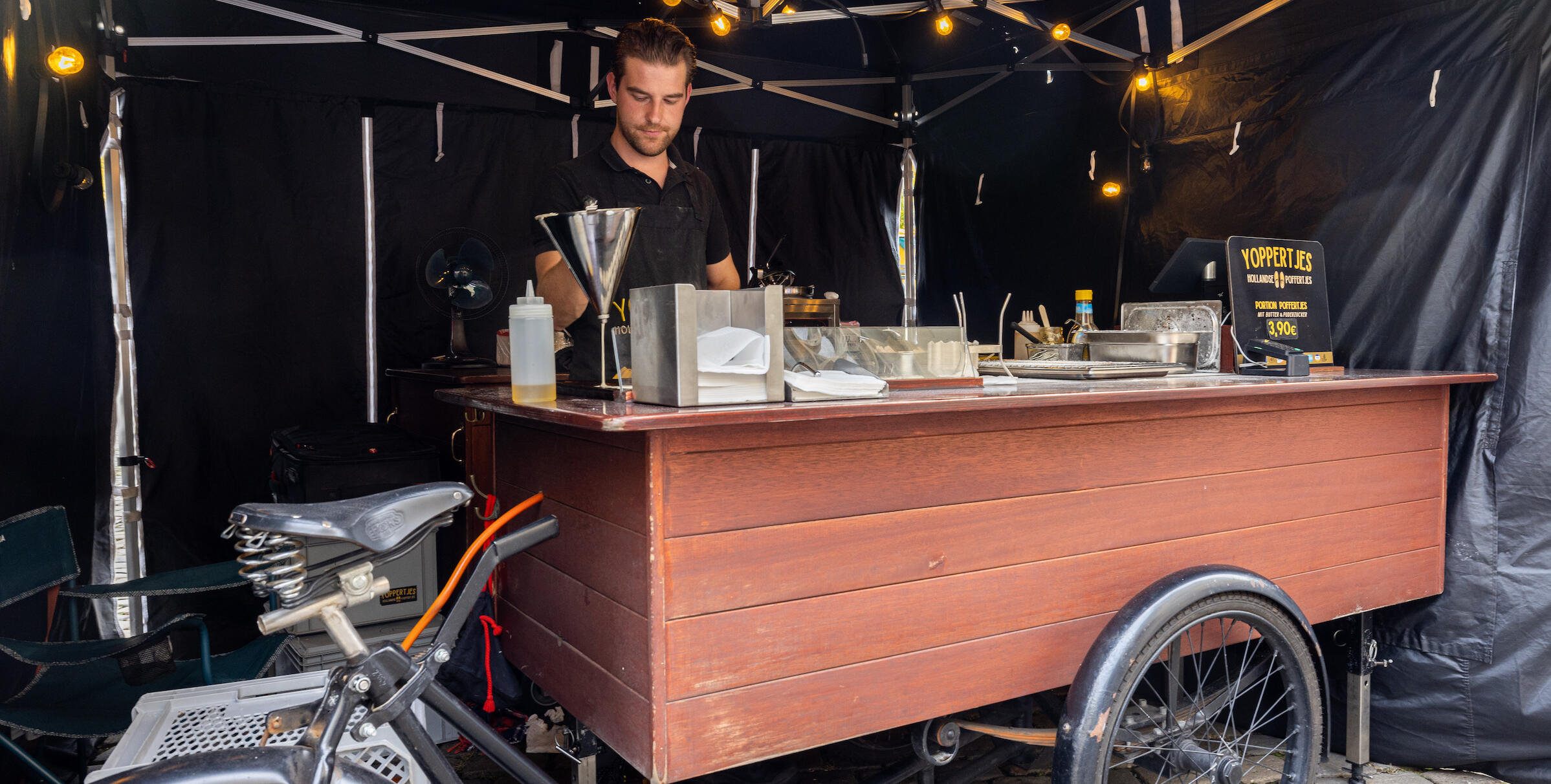 Yop Stender Brookhuis an seinem Poffertjes-Stand