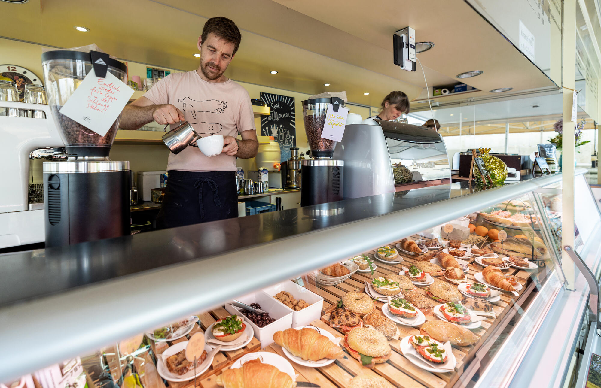 Kaffeestand mit belegten Brötchen auf dem Wochenmarkt Münster