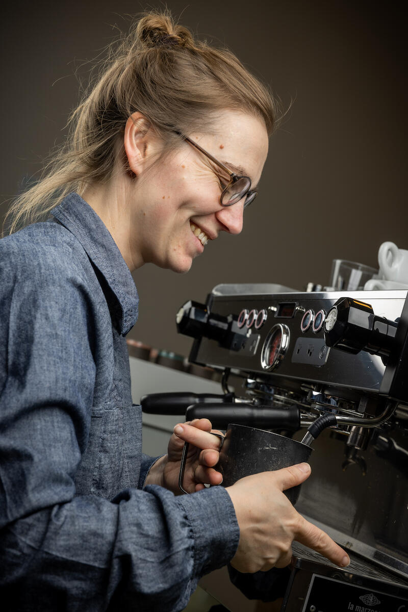 Erna Tosberg an der Kaffeemaschine