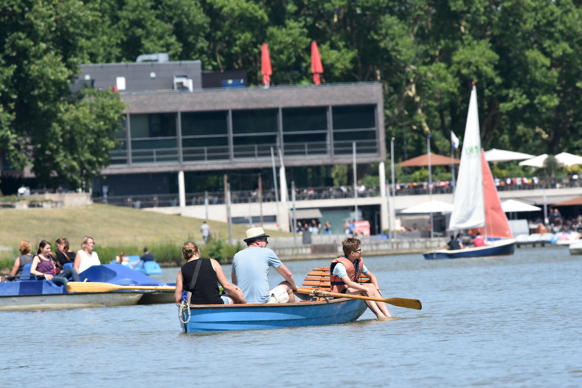 Truppe paddelt über den Aasee