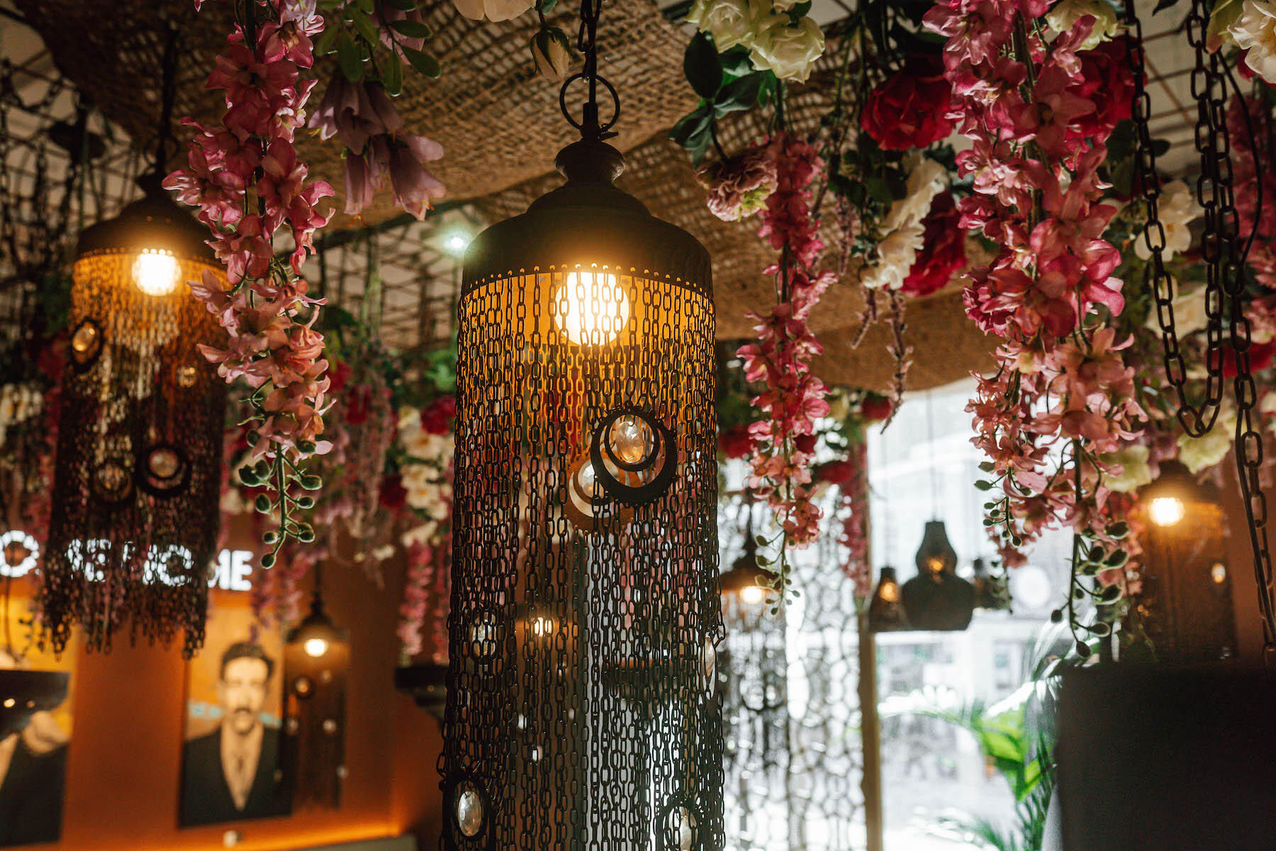 Lampe und Blumen an der Decke im bona'me