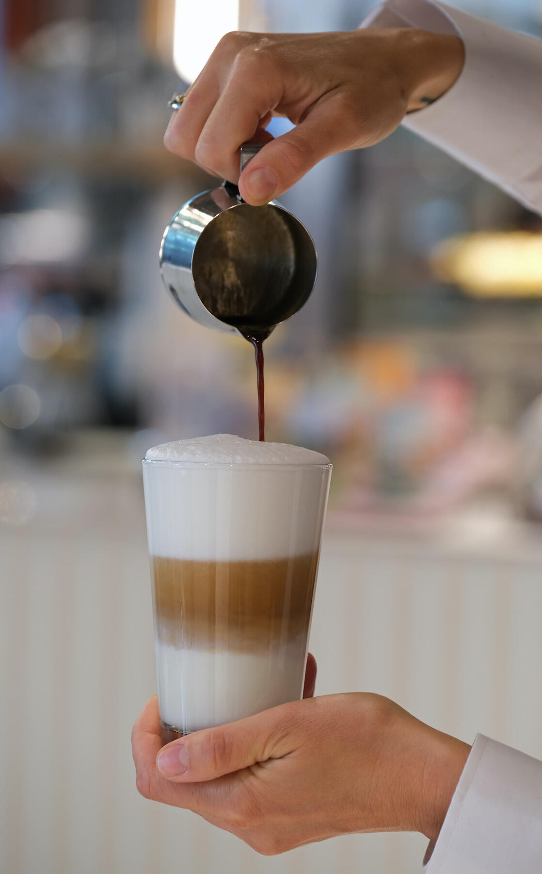 Latte Macchiato in der Deli Lounge des ATLANTIC Hotel Münster