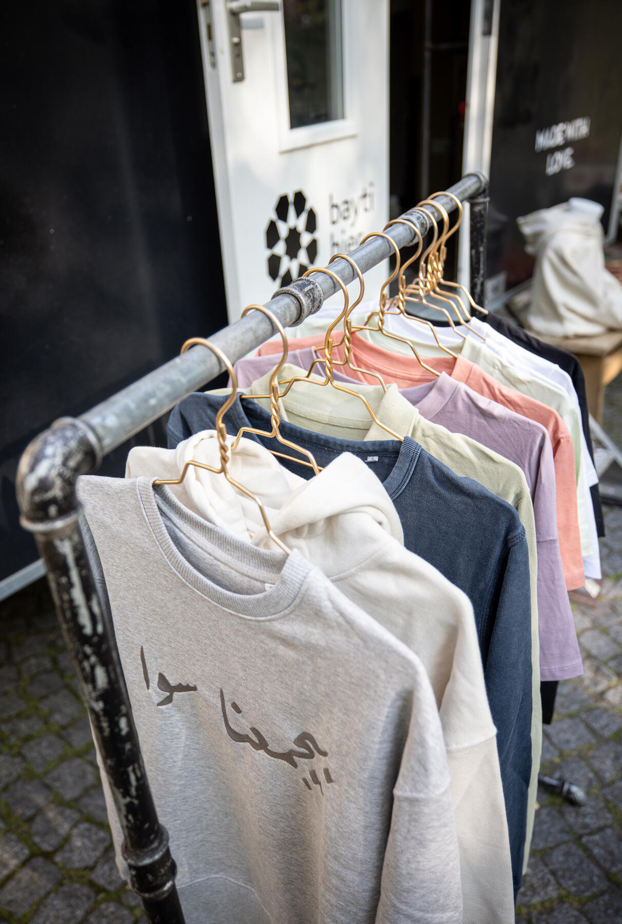 Kleidung von bayti hier auf dem Wochenmarkt Münster