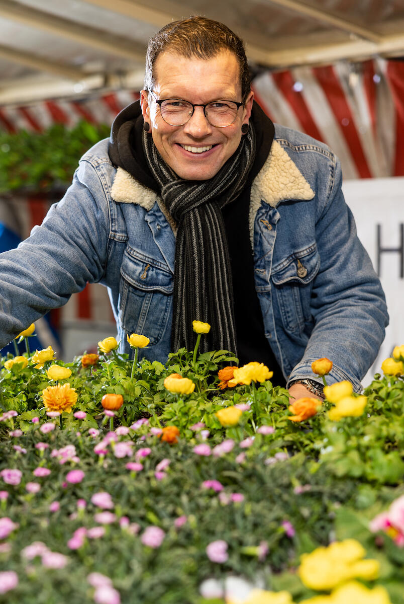 Marktbeschicker Thomas Henkel an seinem Blumenstand