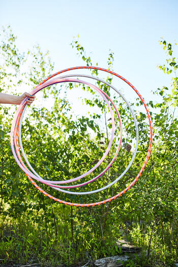 Hula-Hooperinnen Anna Gross und Kira Milena Rahn