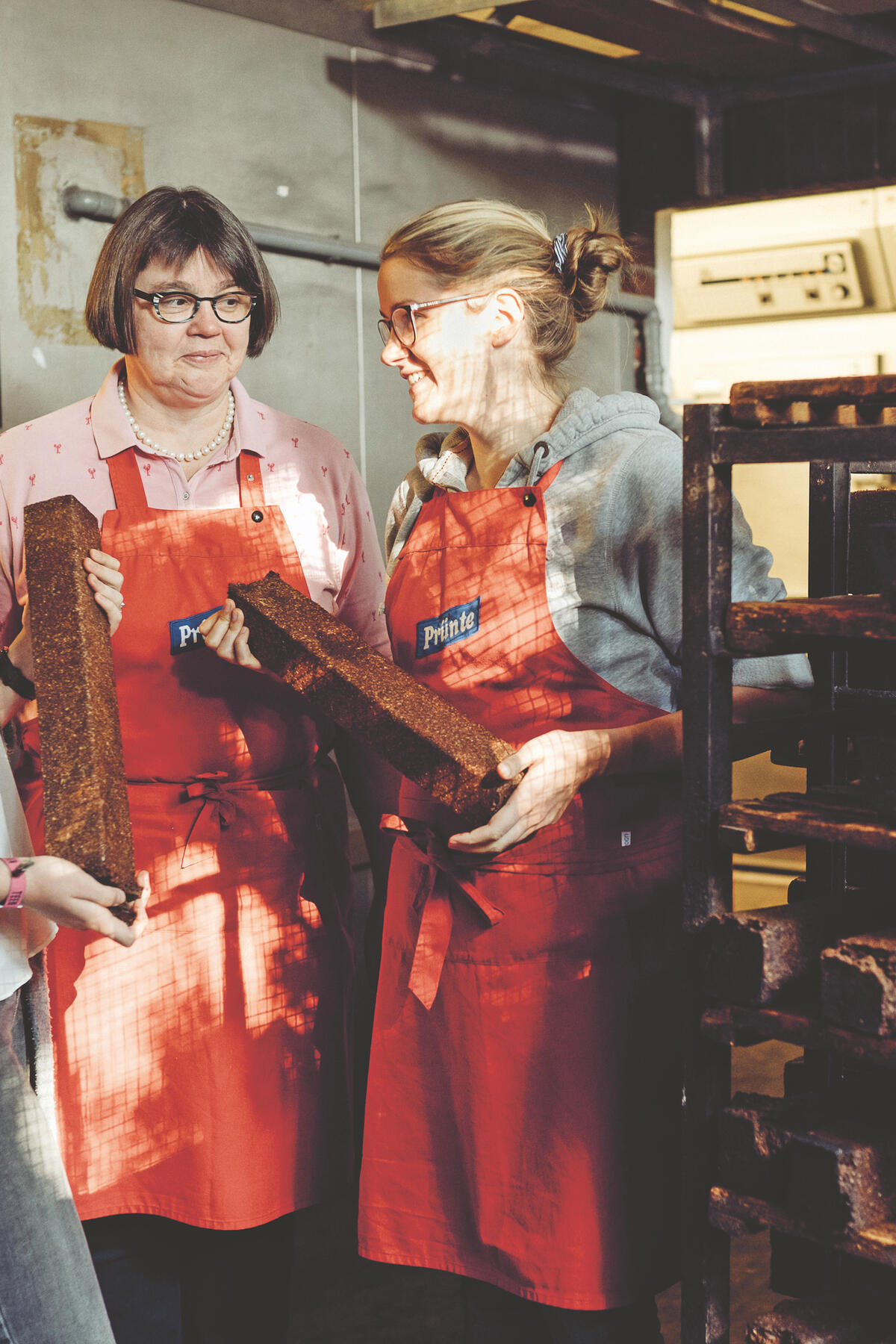 Die Bäckerinnen Altrogge präsentieren die schwarzen Brotlaibe