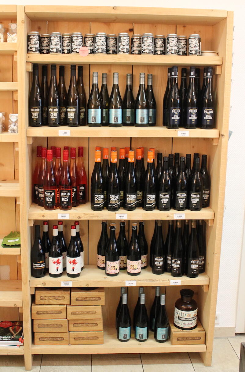 Weinregal im Store der Heimat Heroes