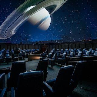 Stühle und Sternenhimmel im Planetarium Münster