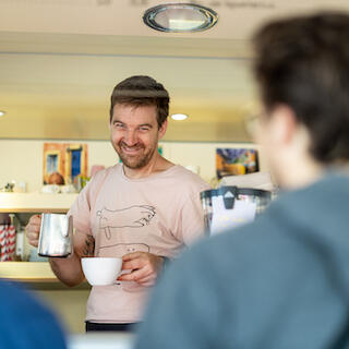 Moritz Hesse am Kaffeestand auf dem Wochenmarkt Münster