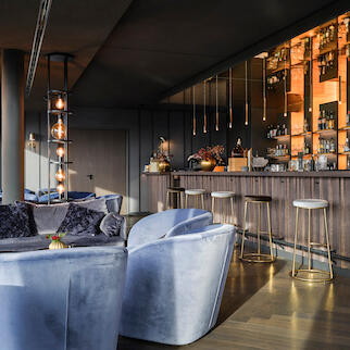 Theke, Sessel und Sofa in der ATLANTIC Skybar Münster