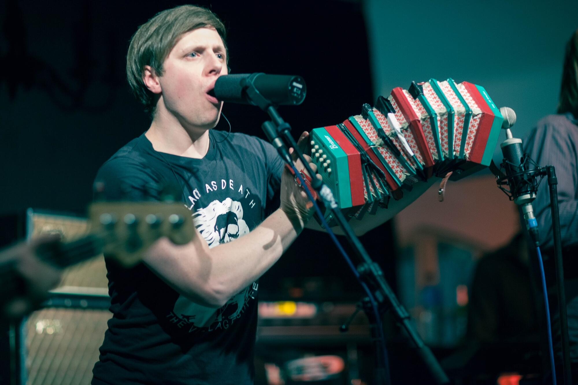 Musiker bei einem Konzert in der Pension Schmidt