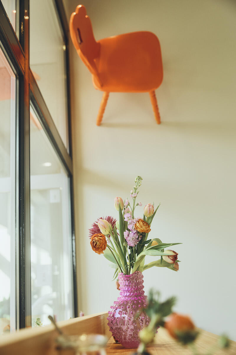 Blumen auf der Theke in der Roestbar