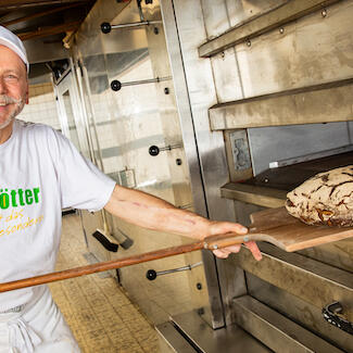 Bäcker Friedrich Pigulla in der Backstube Tollkötter