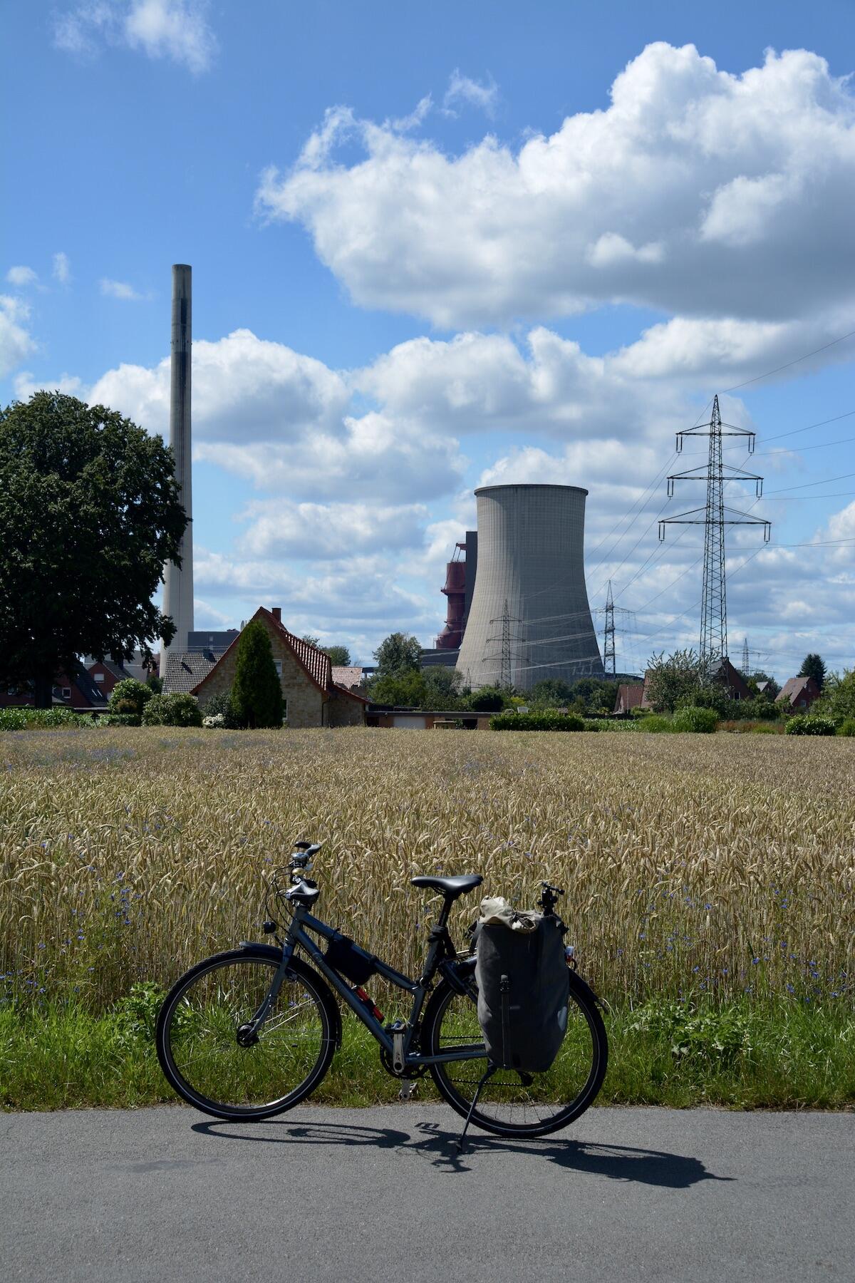 Station der Fahrradtour: Kühlturm des Kraftwerks