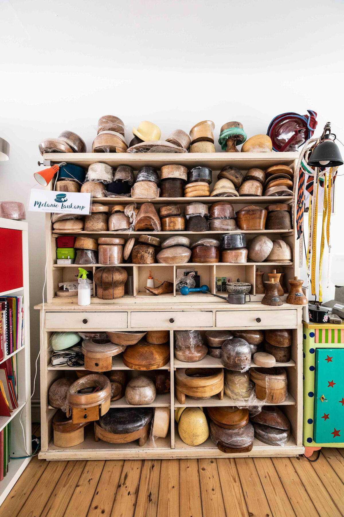 Schrank mit Hutformen aus Holz