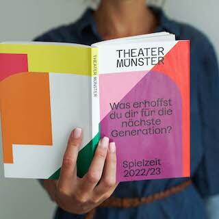 Programmheft der neuen Spielzeit vom Theater Münster