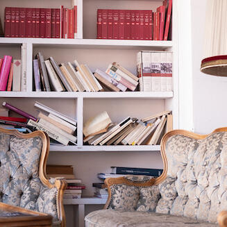 Sofas und Bücherregal in der Pension Schmidt