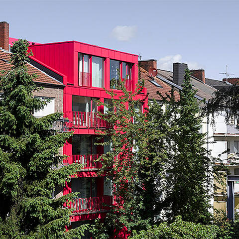 Himbeerrotes Haus im Hansaviertel 