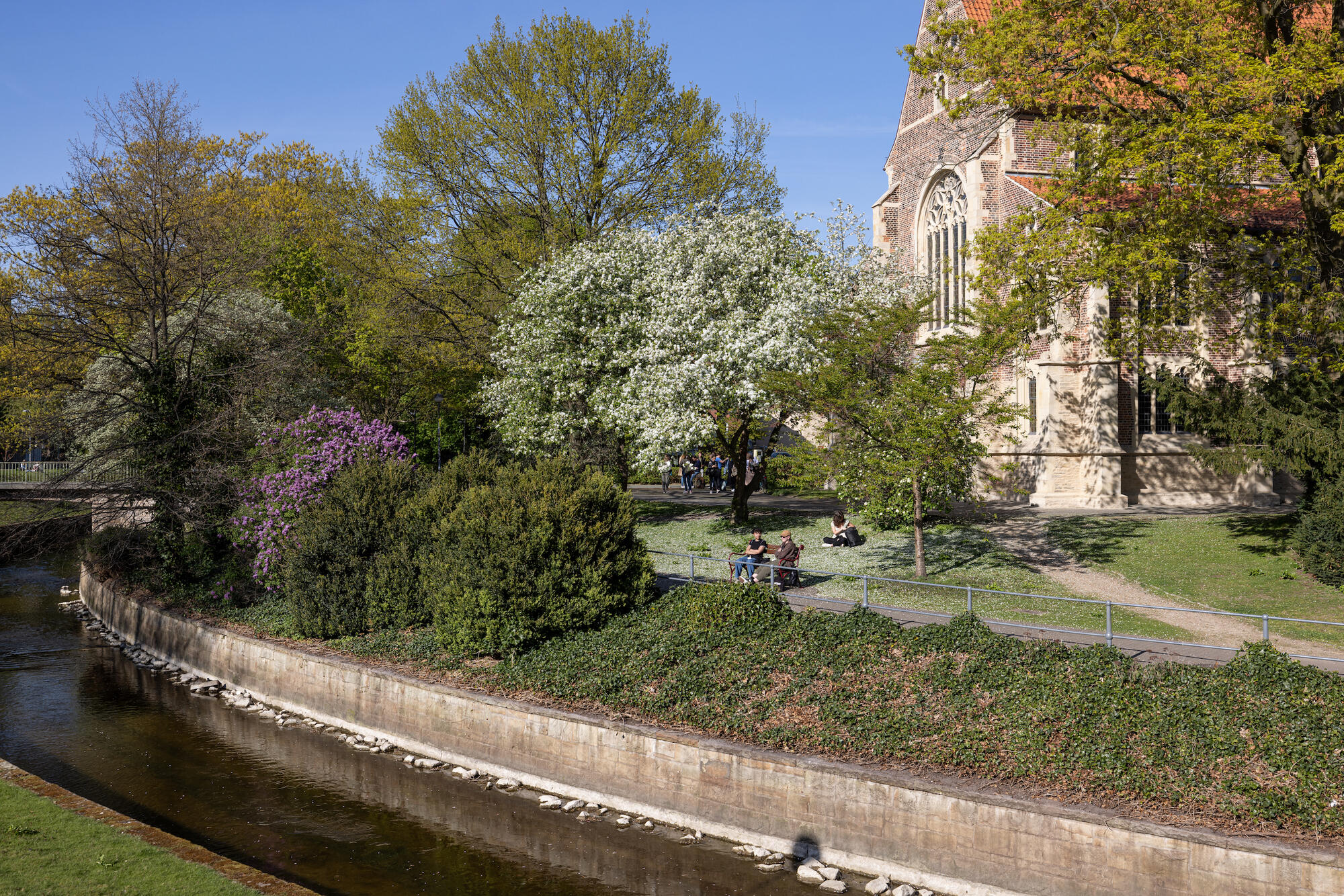 Zwischen Rathaus und Lambertikirche an der Aa