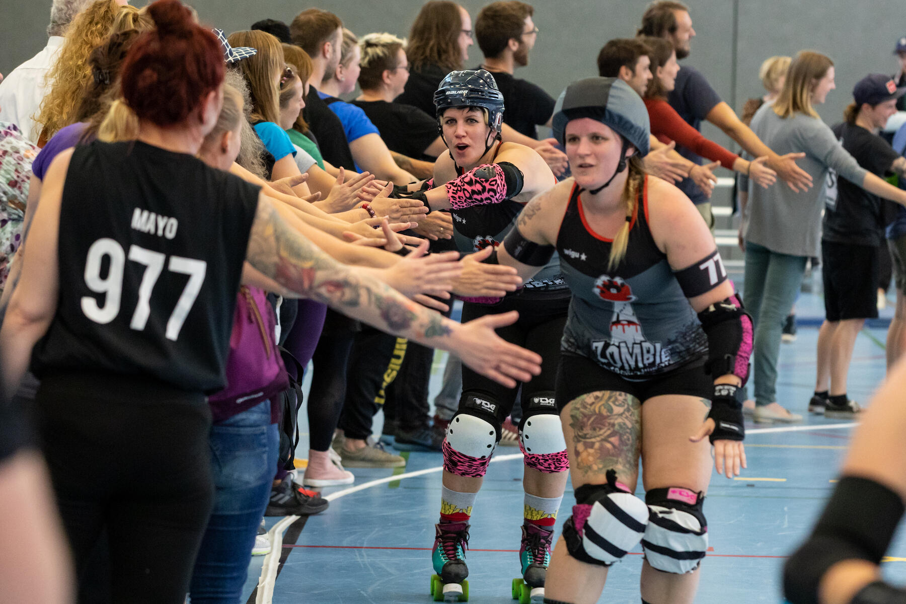 Spielerinnen beim Roller Derby