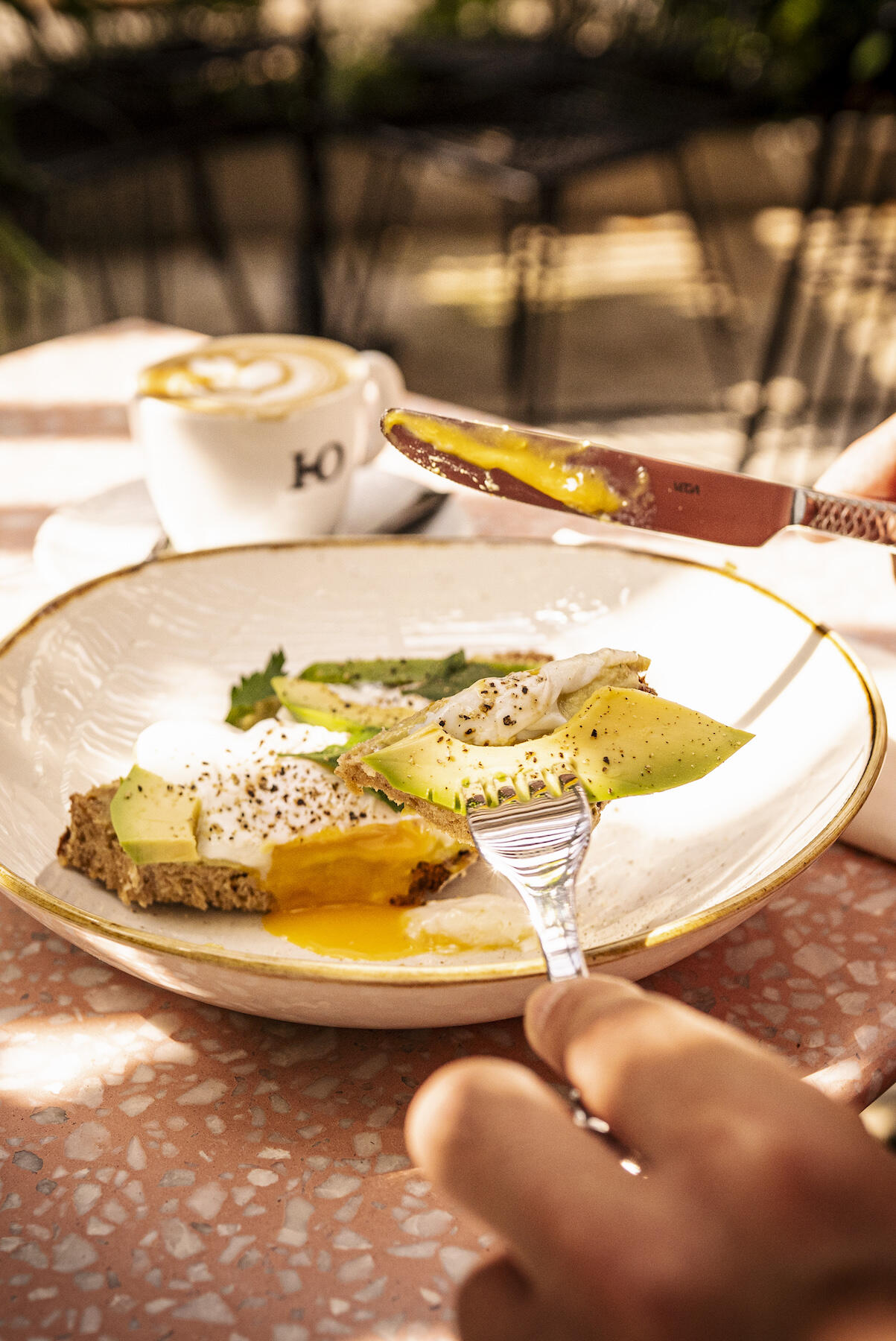 Brot mit Avocado und Ei im DouDou Deli Münster