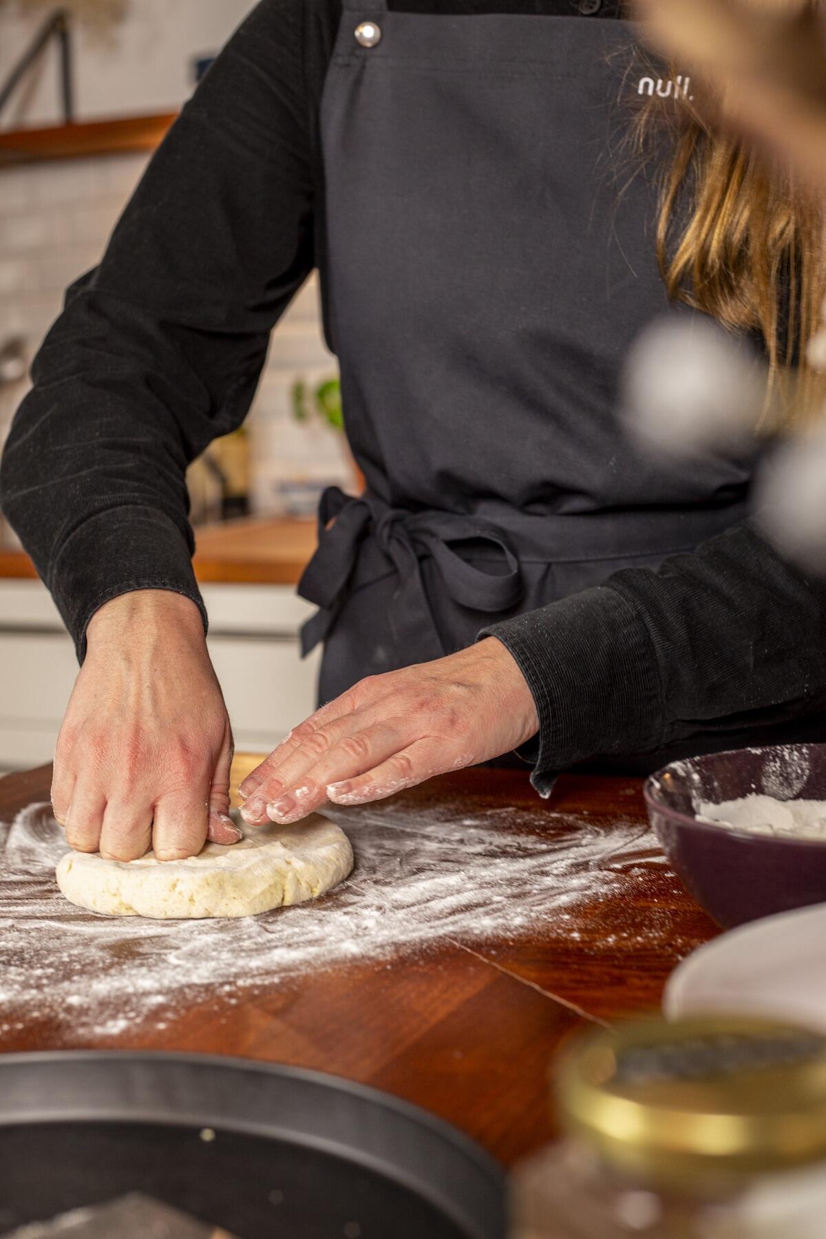 Glutenfreier Pizzateig von null. wird geknetet