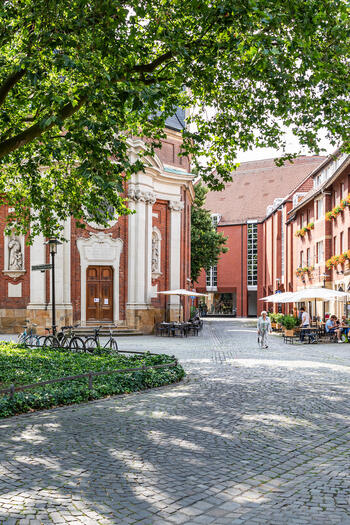 Rund um die Clemenskirche