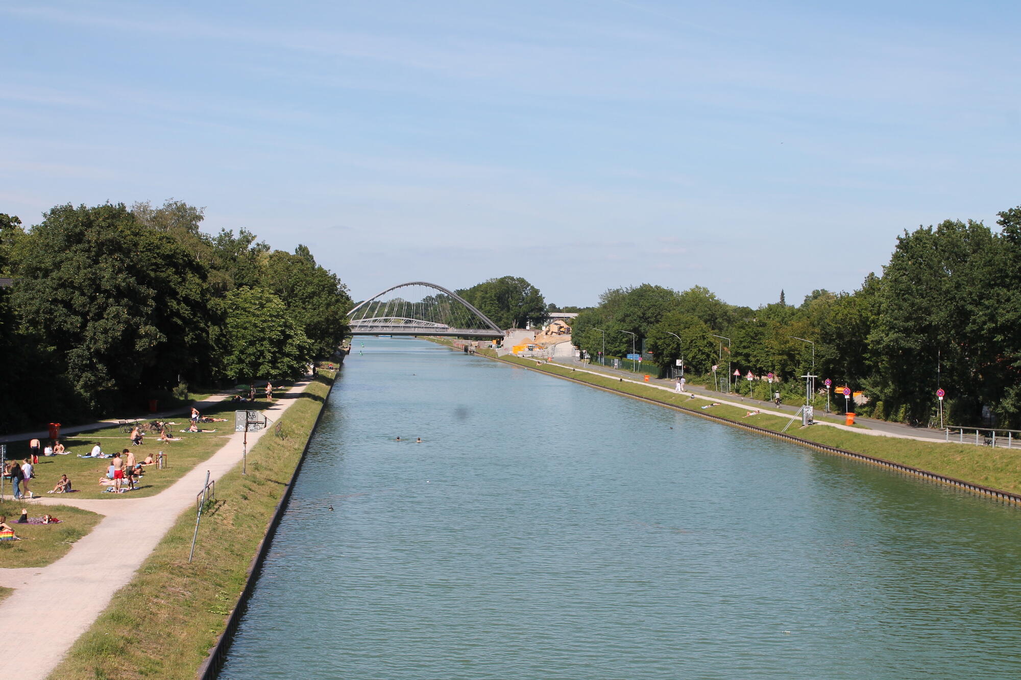 Badende Menschen am Dortmund-Ems-Kanal in Münster
