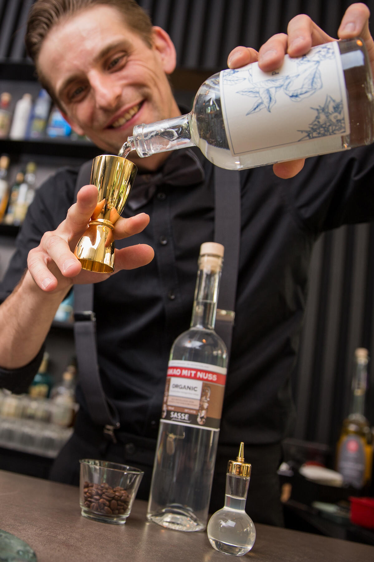Bar-Mann Timo Dunse in Aktion