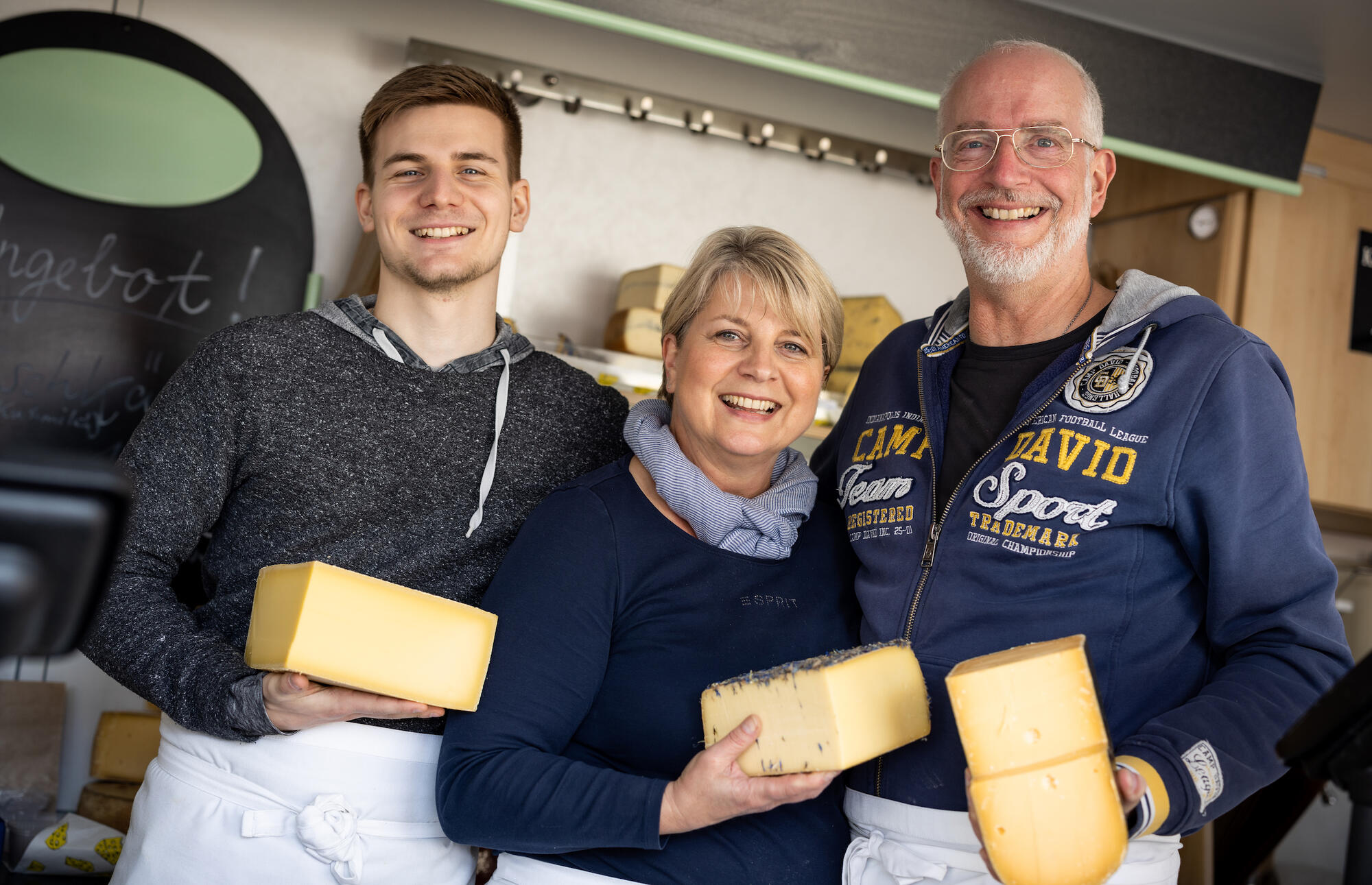 Dario, Elke und Heiner Wesche am Käsestand