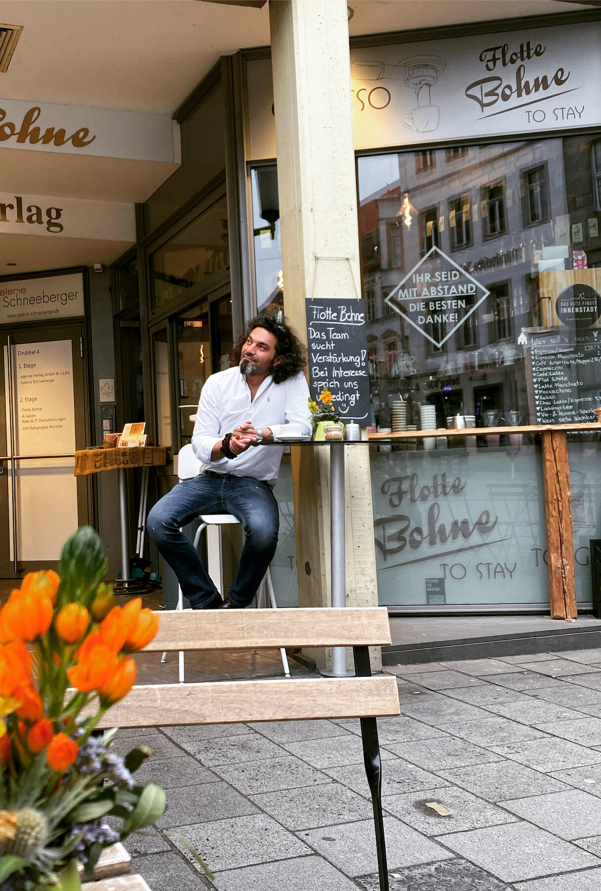 Barista Mehmet vor der Flotten Bohne Münster