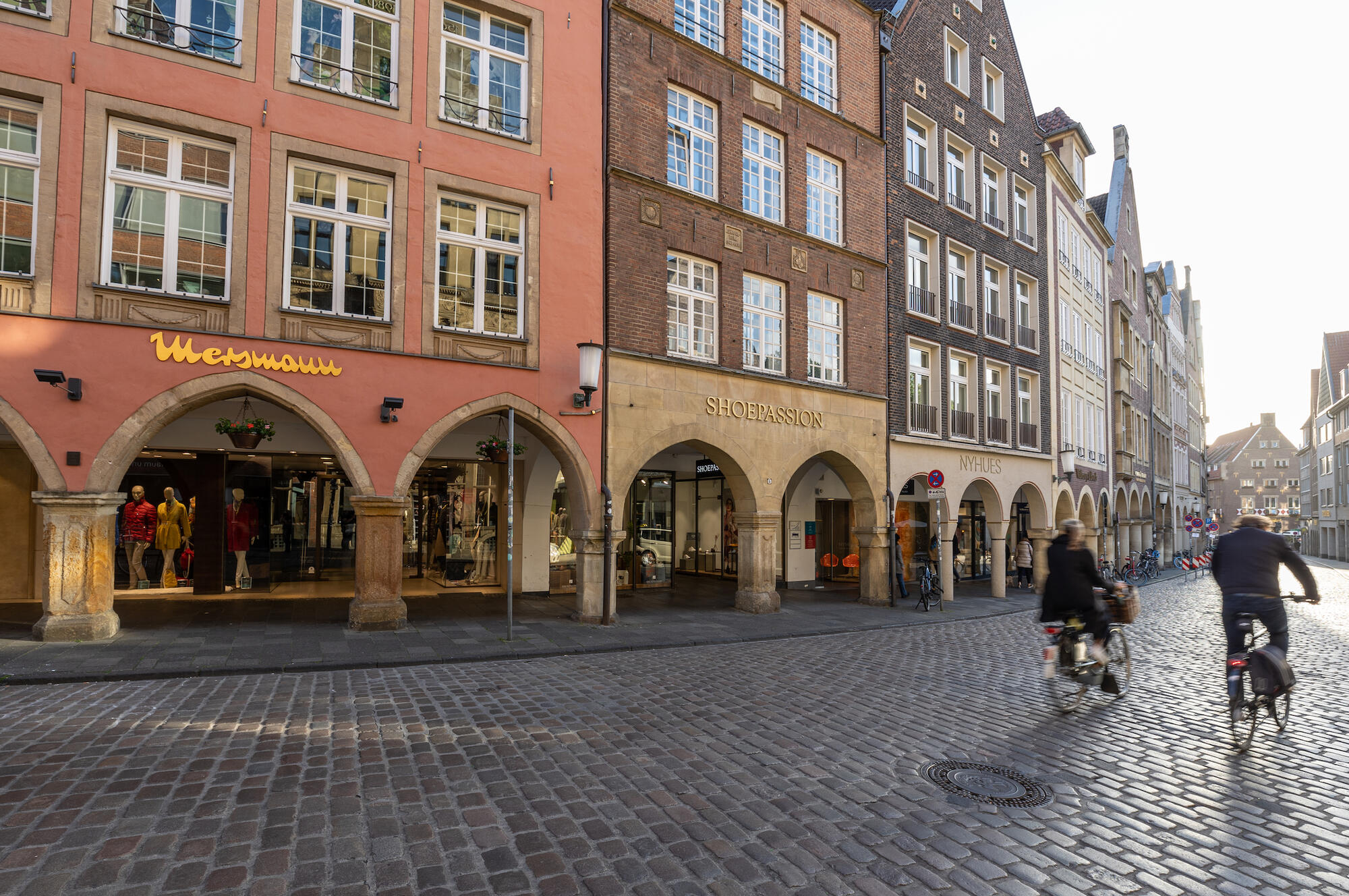 Radfahrer am Roggenmarkt in Münsters historischer Altstadt