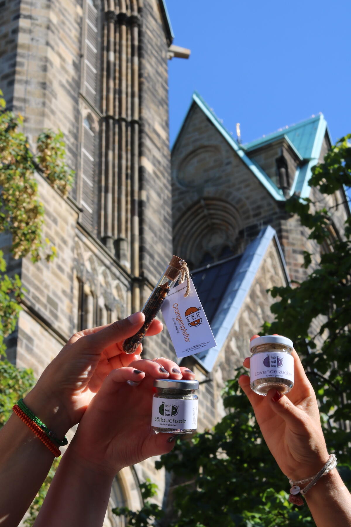 Einmachgläser der Fairteilbar vor der Josefkirche