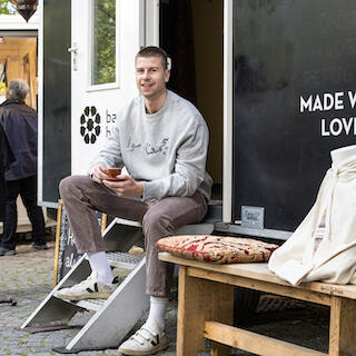 Felix von bayti hier an seinem Marktstand